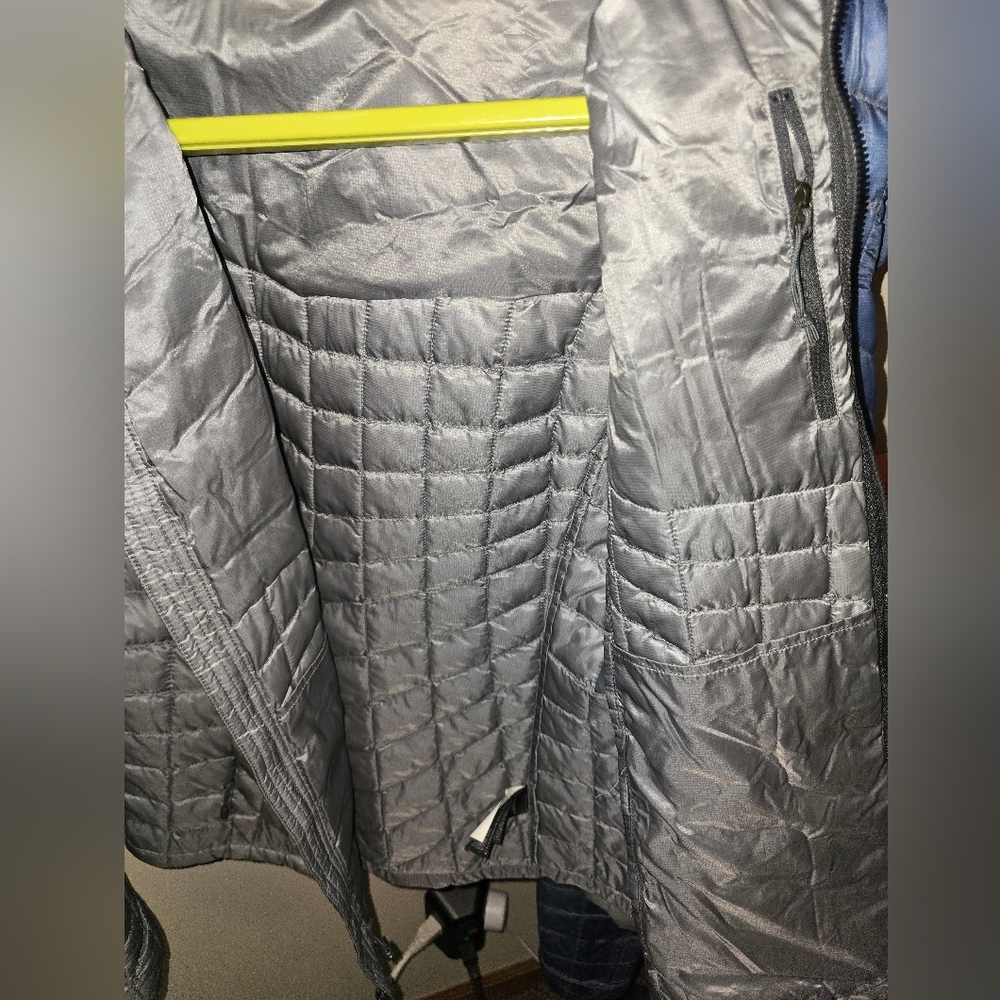 The North Face Women's Silver Puffer Jacket - Picture 6 of 6
